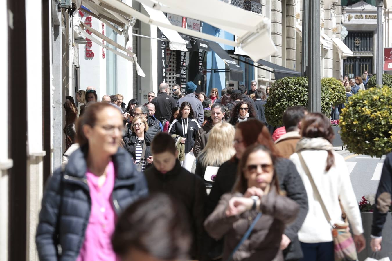 El Sábado Santo luce lleno de visitantes en las principales calles de la capital