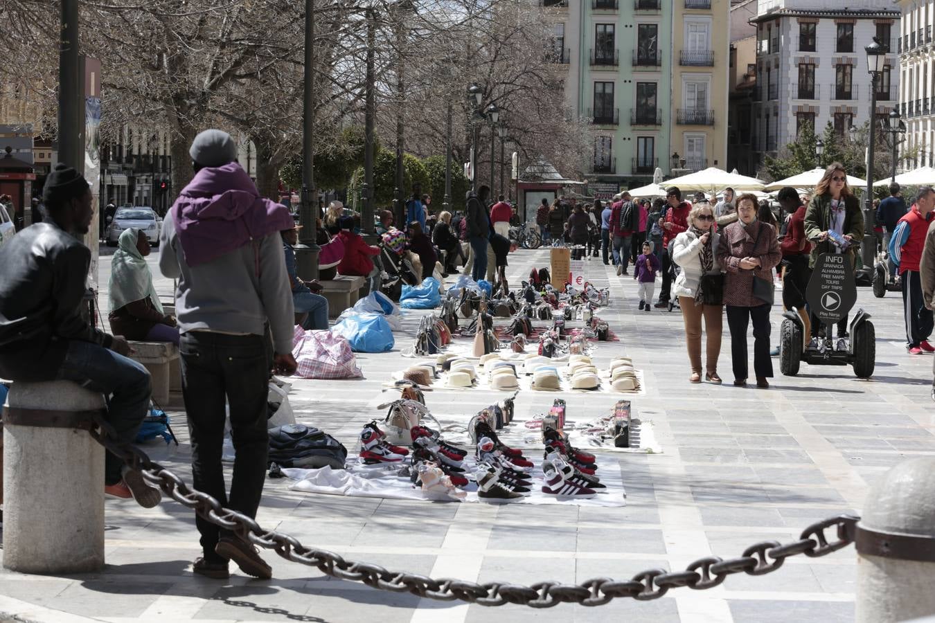 El Sábado Santo luce lleno de visitantes en las principales calles de la capital