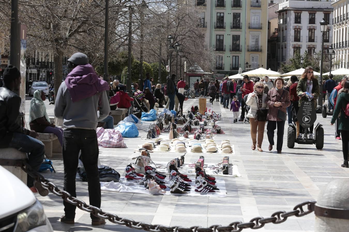 El Sábado Santo luce lleno de visitantes en las principales calles de la capital