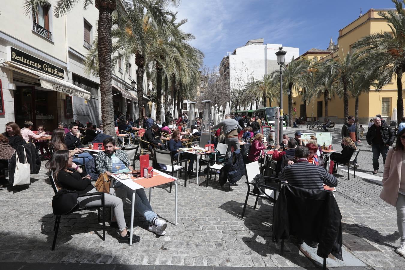 El Sábado Santo luce lleno de visitantes en las principales calles de la capital