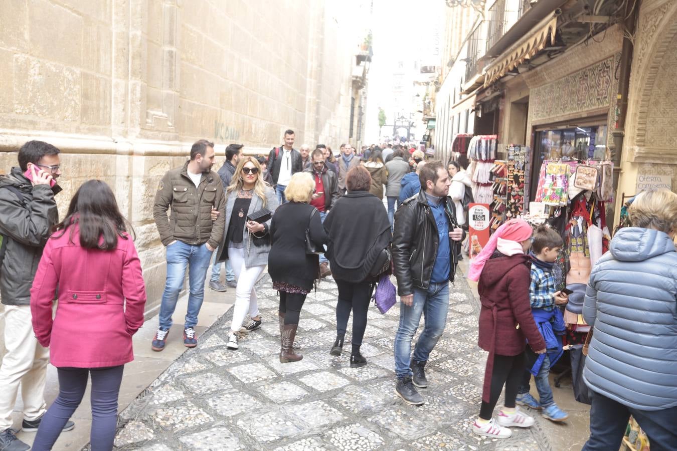 El Sábado Santo luce lleno de visitantes en las principales calles de la capital