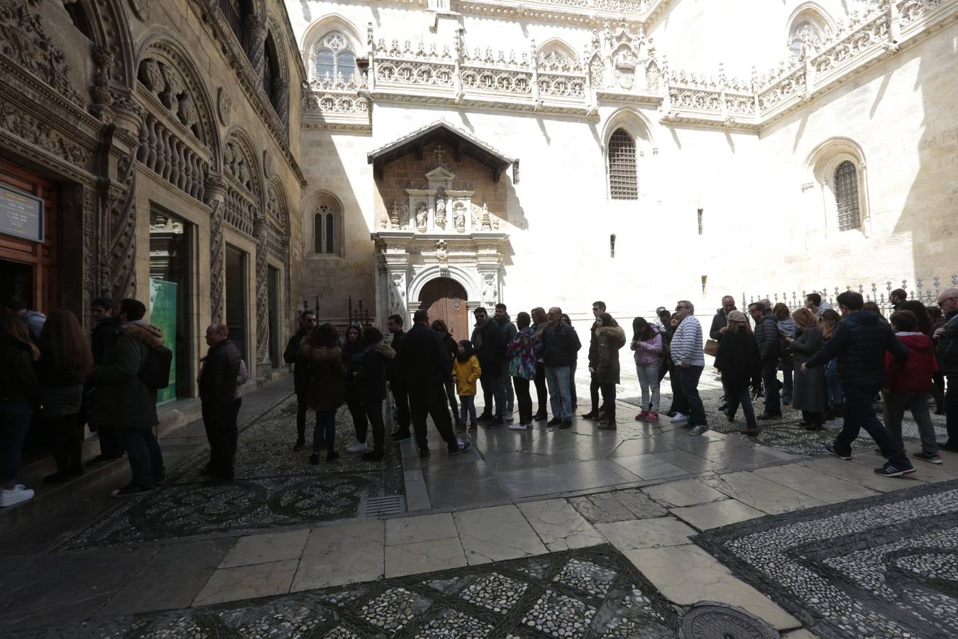 El Sábado Santo luce lleno de visitantes en las principales calles de la capital