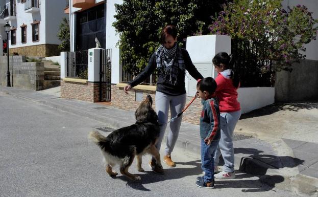 Imagen. Linda juega con su nueva familia.