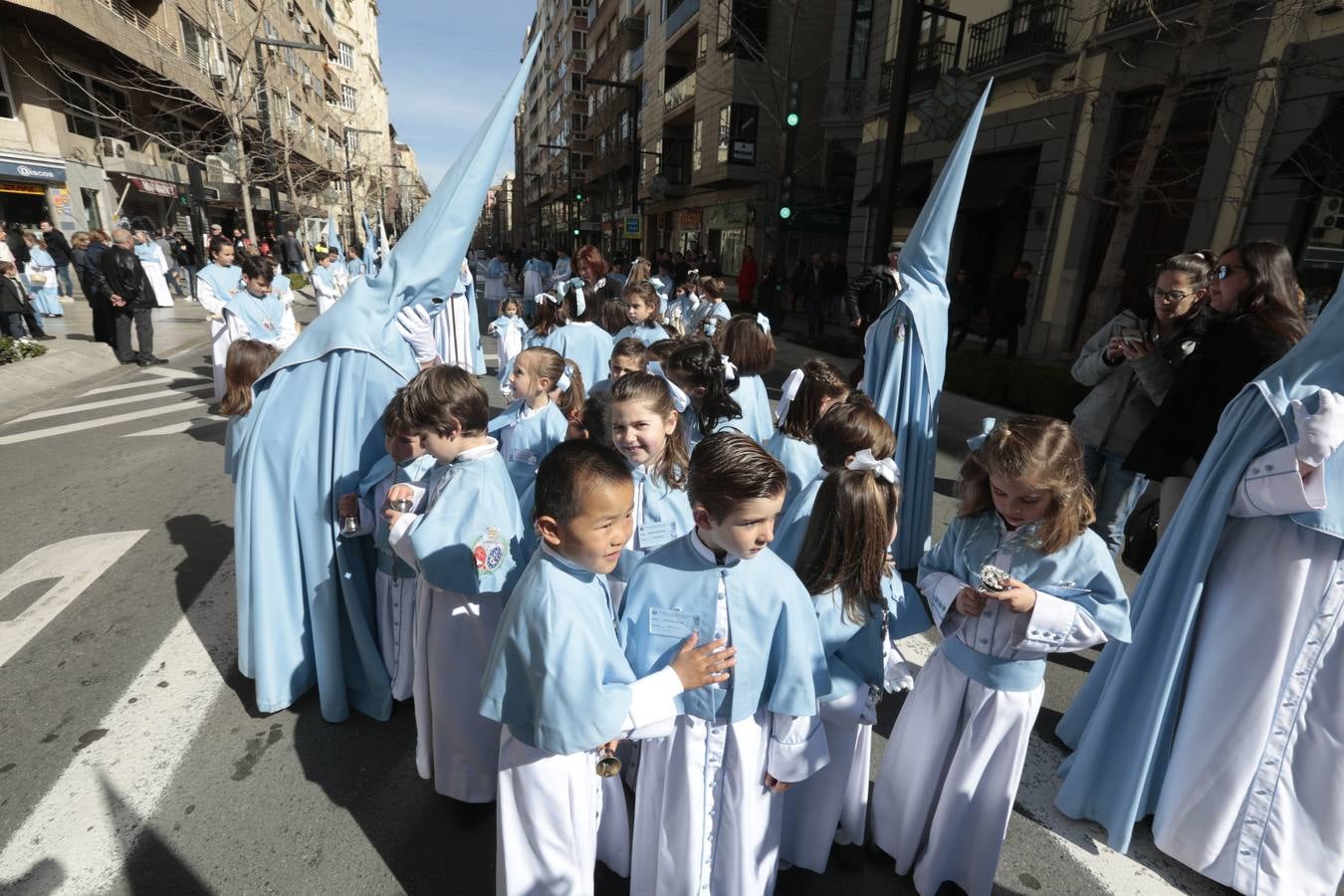 La cofradía del Resucitado de Regina Mundi pone hoy en la calle el gran estreno de esta Semana Santa. Se trata de las nuevas imágenes secundarias del paso: la Magdalena, San Juan y San Pedro. Las mismas ha sido realizadas por Israel Cornejo y vestidas por Benjamín Rodríguez. Hoy, por vez primera, salen a la calle.