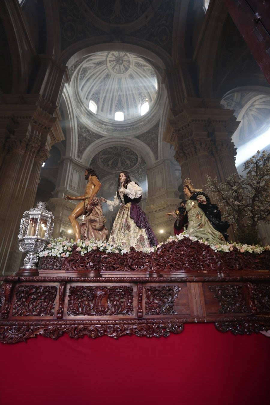 La cofradía del Resucitado de Regina Mundi pone hoy en la calle el gran estreno de esta Semana Santa. Se trata de las nuevas imágenes secundarias del paso: la Magdalena, San Juan y San Pedro. Las mismas ha sido realizadas por Israel Cornejo y vestidas por Benjamín Rodríguez. Hoy, por vez primera, salen a la calle.