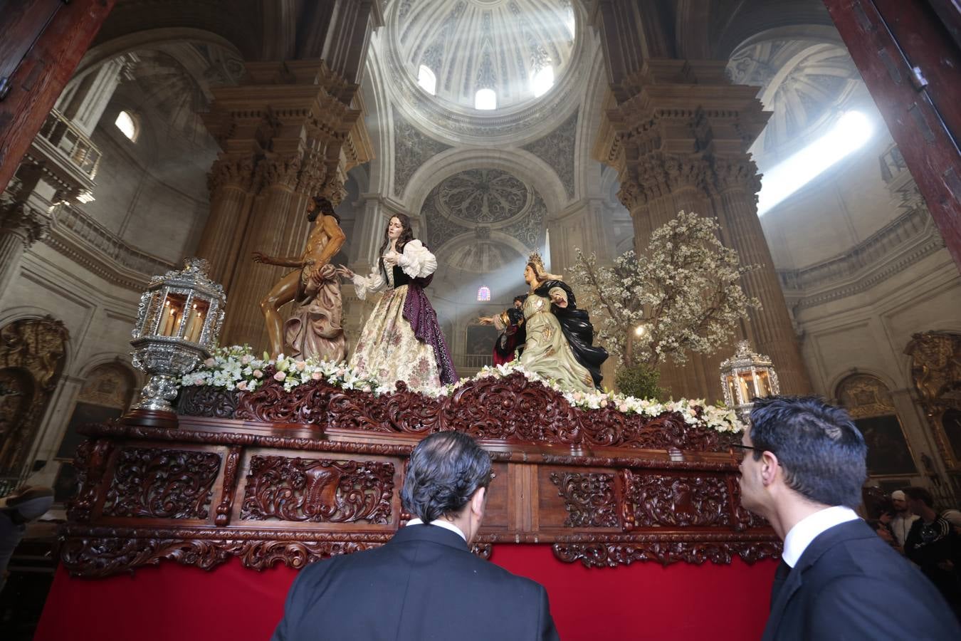 La cofradía del Resucitado de Regina Mundi pone hoy en la calle el gran estreno de esta Semana Santa. Se trata de las nuevas imágenes secundarias del paso: la Magdalena, San Juan y San Pedro. Las mismas ha sido realizadas por Israel Cornejo y vestidas por Benjamín Rodríguez. Hoy, por vez primera, salen a la calle.