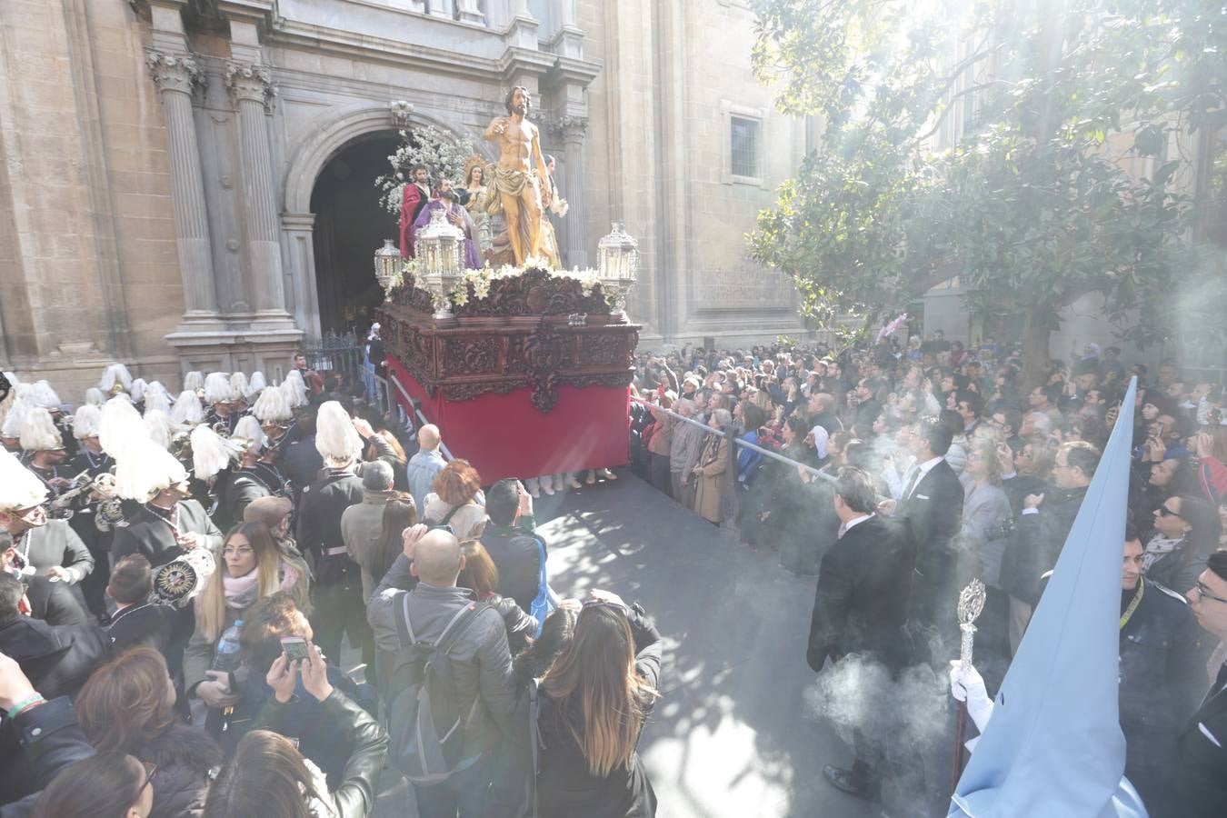 La cofradía del Resucitado de Regina Mundi pone hoy en la calle el gran estreno de esta Semana Santa. Se trata de las nuevas imágenes secundarias del paso: la Magdalena, San Juan y San Pedro. Las mismas ha sido realizadas por Israel Cornejo y vestidas por Benjamín Rodríguez. Hoy, por vez primera, salen a la calle.