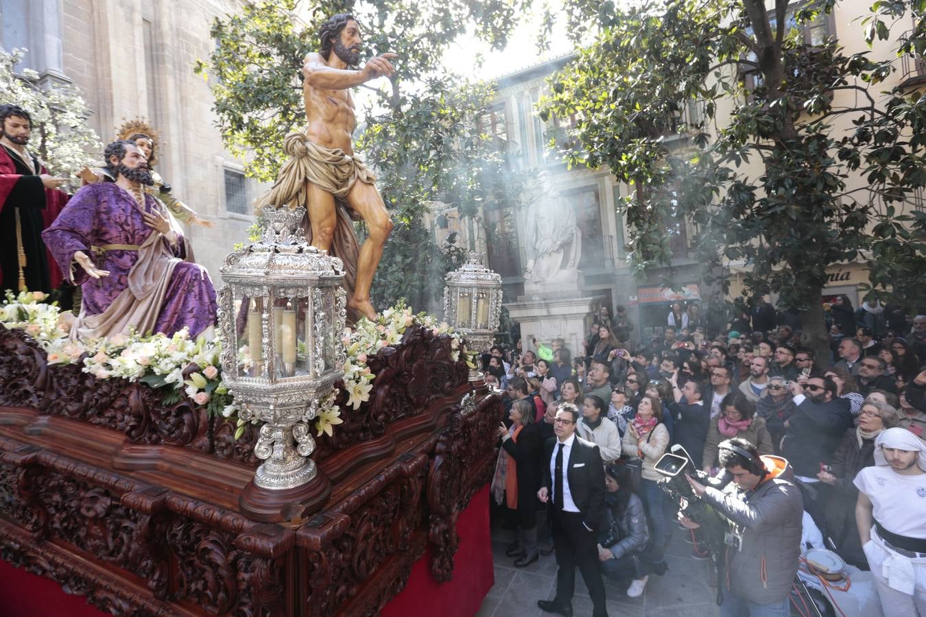 La cofradía del Resucitado de Regina Mundi pone hoy en la calle el gran estreno de esta Semana Santa. Se trata de las nuevas imágenes secundarias del paso: la Magdalena, San Juan y San Pedro. Las mismas ha sido realizadas por Israel Cornejo y vestidas por Benjamín Rodríguez. Hoy, por vez primera, salen a la calle.