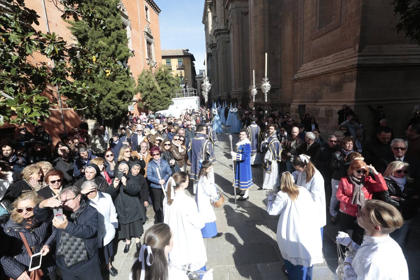 La cofradía del Resucitado de Regina Mundi pone hoy en la calle el gran estreno de esta Semana Santa. Se trata de las nuevas imágenes secundarias del paso: la Magdalena, San Juan y San Pedro. Las mismas ha sido realizadas por Israel Cornejo y vestidas por Benjamín Rodríguez. Hoy, por vez primera, salen a la calle.