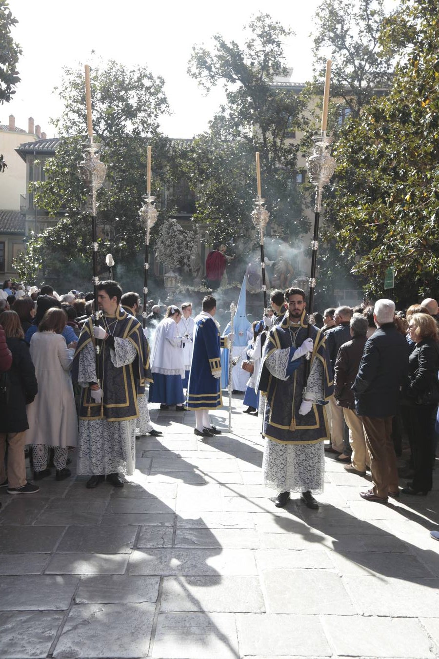 La cofradía del Resucitado de Regina Mundi pone hoy en la calle el gran estreno de esta Semana Santa. Se trata de las nuevas imágenes secundarias del paso: la Magdalena, San Juan y San Pedro. Las mismas ha sido realizadas por Israel Cornejo y vestidas por Benjamín Rodríguez. Hoy, por vez primera, salen a la calle.