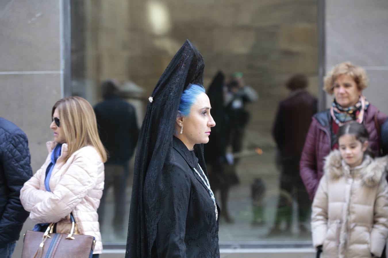 La cofradía del Resucitado de Regina Mundi pone hoy en la calle el gran estreno de esta Semana Santa. Se trata de las nuevas imágenes secundarias del paso: la Magdalena, San Juan y San Pedro. Las mismas ha sido realizadas por Israel Cornejo y vestidas por Benjamín Rodríguez. Hoy, por vez primera, salen a la calle.