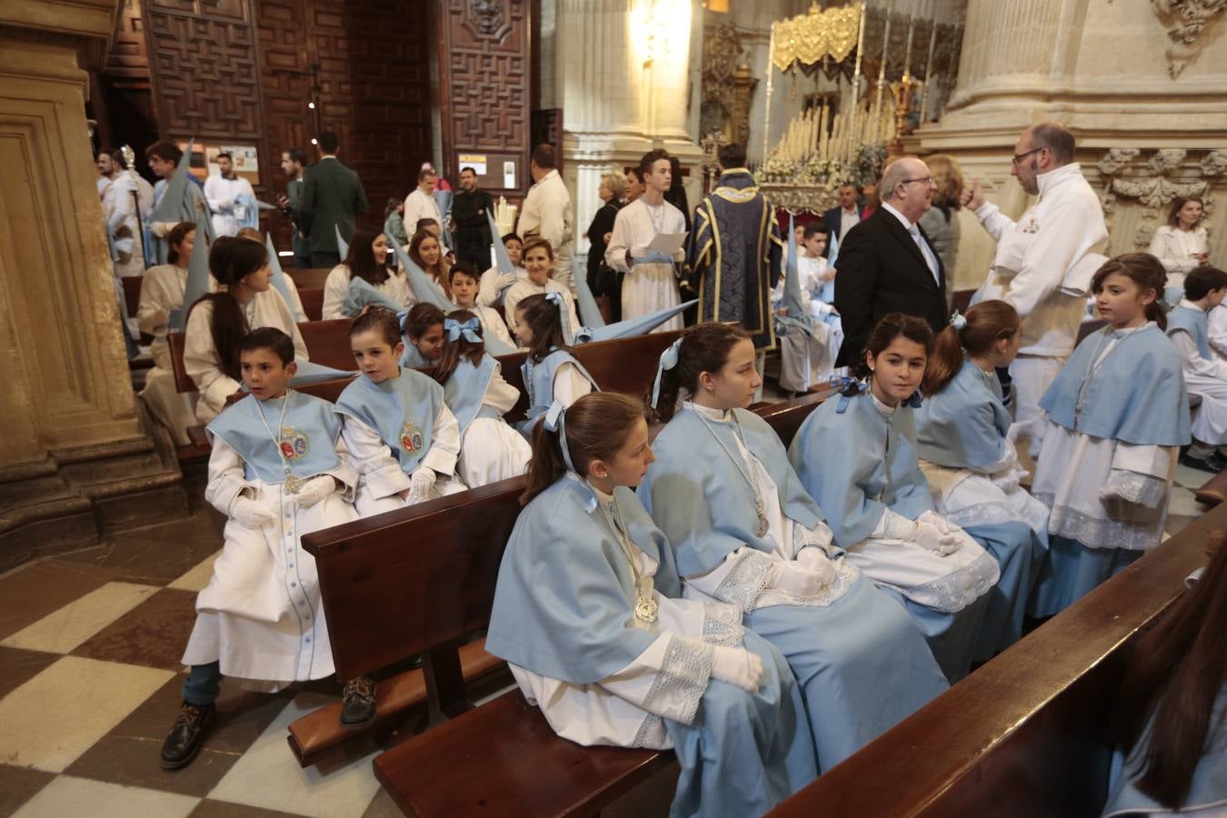 La cofradía del Resucitado de Regina Mundi pone hoy en la calle el gran estreno de esta Semana Santa. Se trata de las nuevas imágenes secundarias del paso: la Magdalena, San Juan y San Pedro. Las mismas ha sido realizadas por Israel Cornejo y vestidas por Benjamín Rodríguez. Hoy, por vez primera, salen a la calle.