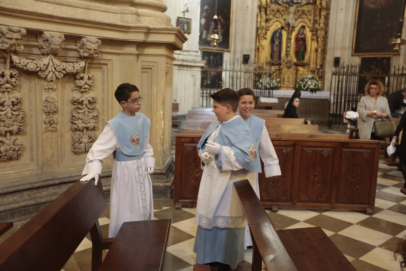 La cofradía del Resucitado de Regina Mundi pone hoy en la calle el gran estreno de esta Semana Santa. Se trata de las nuevas imágenes secundarias del paso: la Magdalena, San Juan y San Pedro. Las mismas ha sido realizadas por Israel Cornejo y vestidas por Benjamín Rodríguez. Hoy, por vez primera, salen a la calle.