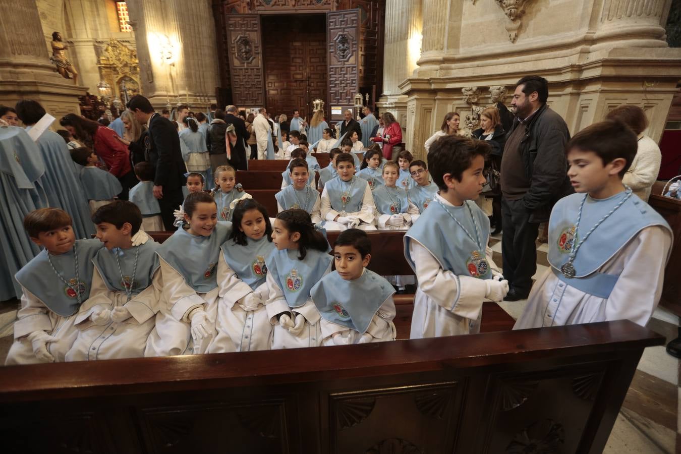 La cofradía del Resucitado de Regina Mundi pone hoy en la calle el gran estreno de esta Semana Santa. Se trata de las nuevas imágenes secundarias del paso: la Magdalena, San Juan y San Pedro. Las mismas ha sido realizadas por Israel Cornejo y vestidas por Benjamín Rodríguez. Hoy, por vez primera, salen a la calle.