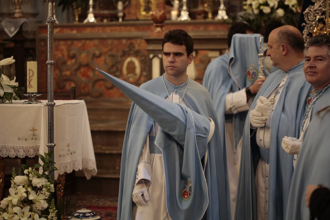 La cofradía del Resucitado de Regina Mundi pone hoy en la calle el gran estreno de esta Semana Santa. Se trata de las nuevas imágenes secundarias del paso: la Magdalena, San Juan y San Pedro. Las mismas ha sido realizadas por Israel Cornejo y vestidas por Benjamín Rodríguez. Hoy, por vez primera, salen a la calle.