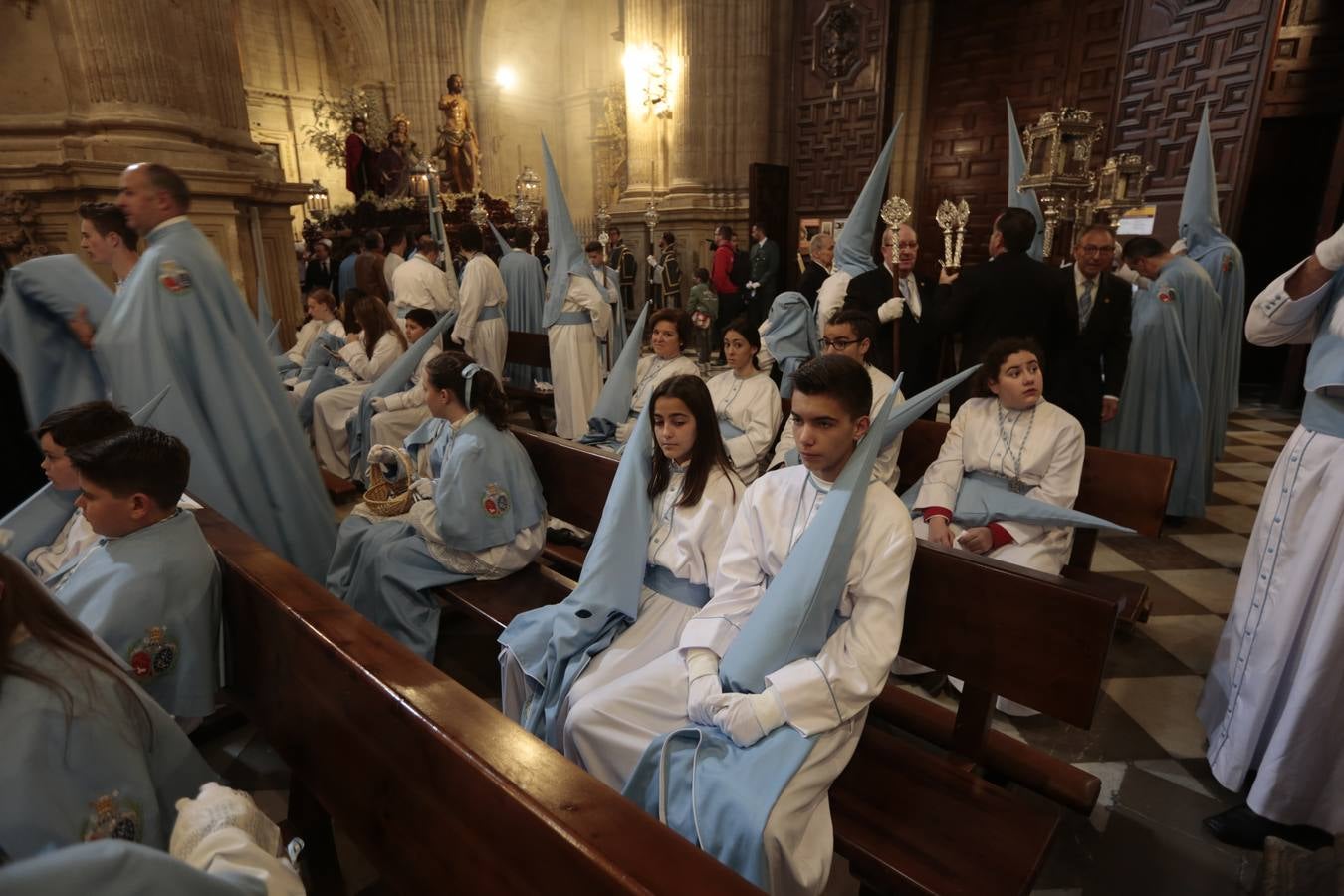 La cofradía del Resucitado de Regina Mundi pone hoy en la calle el gran estreno de esta Semana Santa. Se trata de las nuevas imágenes secundarias del paso: la Magdalena, San Juan y San Pedro. Las mismas ha sido realizadas por Israel Cornejo y vestidas por Benjamín Rodríguez. Hoy, por vez primera, salen a la calle.