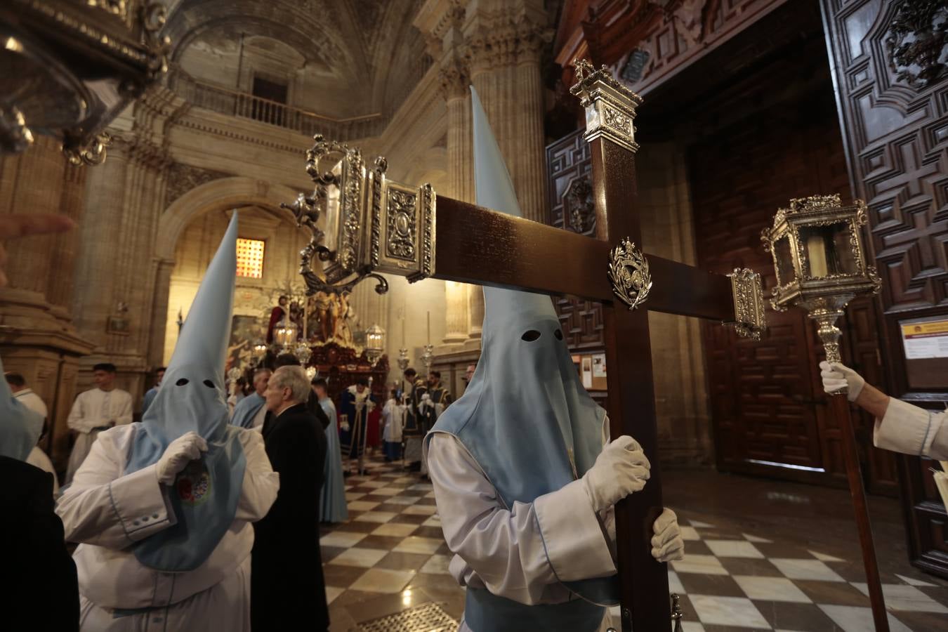 La cofradía del Resucitado de Regina Mundi pone hoy en la calle el gran estreno de esta Semana Santa. Se trata de las nuevas imágenes secundarias del paso: la Magdalena, San Juan y San Pedro. Las mismas ha sido realizadas por Israel Cornejo y vestidas por Benjamín Rodríguez. Hoy, por vez primera, salen a la calle.