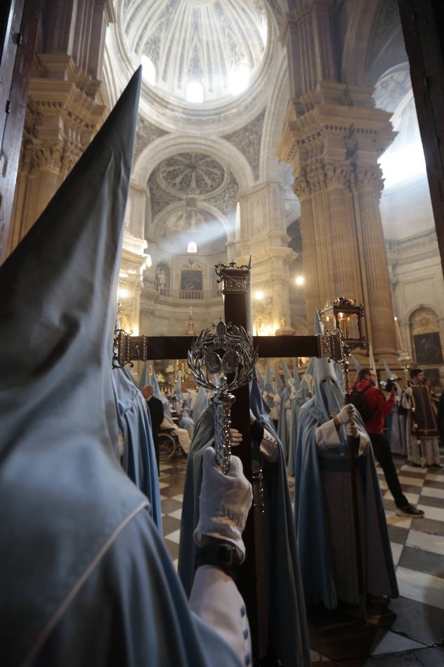 La cofradía del Resucitado de Regina Mundi pone hoy en la calle el gran estreno de esta Semana Santa. Se trata de las nuevas imágenes secundarias del paso: la Magdalena, San Juan y San Pedro. Las mismas ha sido realizadas por Israel Cornejo y vestidas por Benjamín Rodríguez. Hoy, por vez primera, salen a la calle.