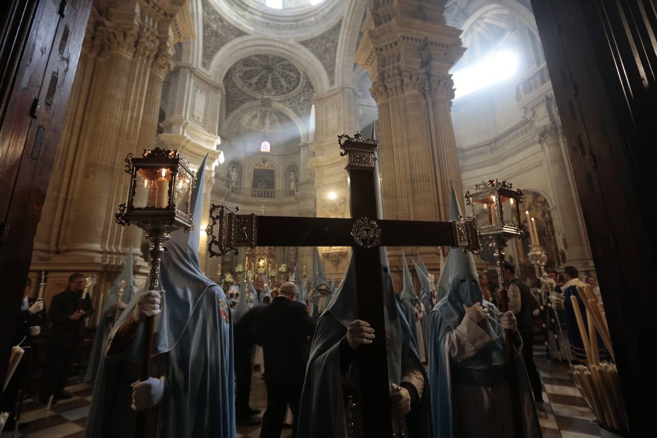 La cofradía del Resucitado de Regina Mundi pone hoy en la calle el gran estreno de esta Semana Santa. Se trata de las nuevas imágenes secundarias del paso: la Magdalena, San Juan y San Pedro. Las mismas ha sido realizadas por Israel Cornejo y vestidas por Benjamín Rodríguez. Hoy, por vez primera, salen a la calle.