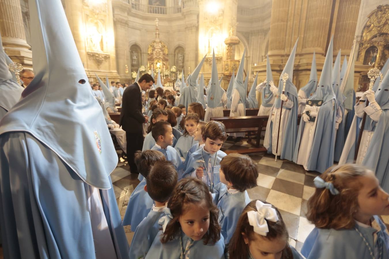 La cofradía del Resucitado de Regina Mundi pone hoy en la calle el gran estreno de esta Semana Santa. Se trata de las nuevas imágenes secundarias del paso: la Magdalena, San Juan y San Pedro. Las mismas ha sido realizadas por Israel Cornejo y vestidas por Benjamín Rodríguez. Hoy, por vez primera, salen a la calle.