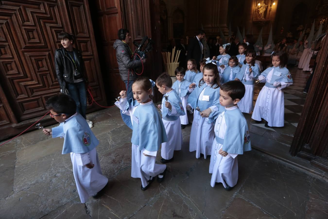 La cofradía del Resucitado de Regina Mundi pone hoy en la calle el gran estreno de esta Semana Santa. Se trata de las nuevas imágenes secundarias del paso: la Magdalena, San Juan y San Pedro. Las mismas ha sido realizadas por Israel Cornejo y vestidas por Benjamín Rodríguez. Hoy, por vez primera, salen a la calle.