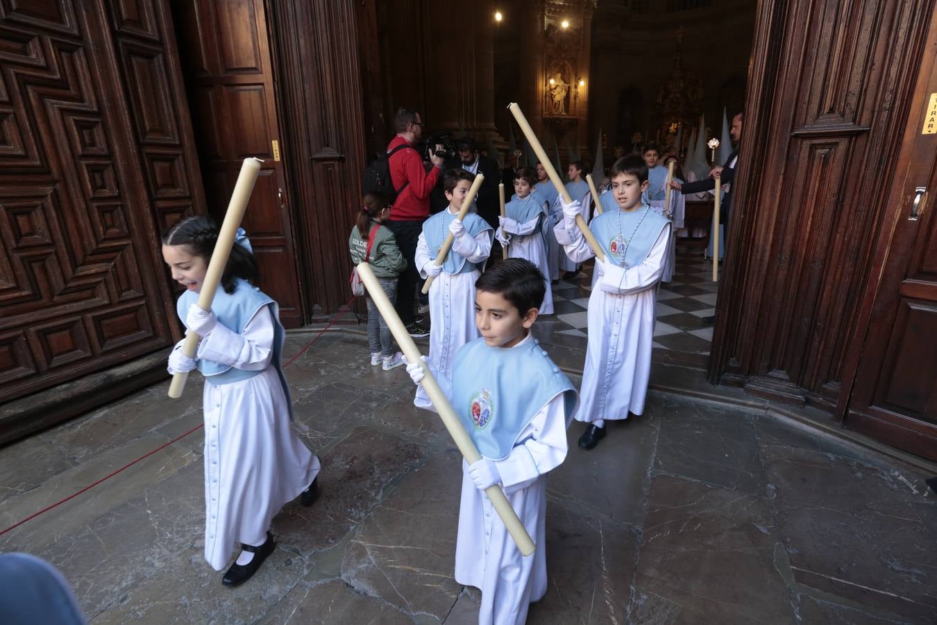 La cofradía del Resucitado de Regina Mundi pone hoy en la calle el gran estreno de esta Semana Santa. Se trata de las nuevas imágenes secundarias del paso: la Magdalena, San Juan y San Pedro. Las mismas ha sido realizadas por Israel Cornejo y vestidas por Benjamín Rodríguez. Hoy, por vez primera, salen a la calle.