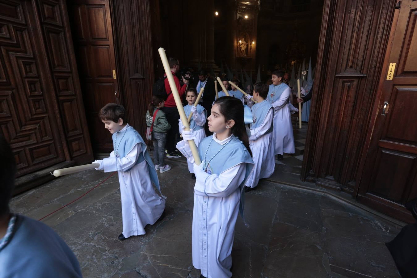 La cofradía del Resucitado de Regina Mundi pone hoy en la calle el gran estreno de esta Semana Santa. Se trata de las nuevas imágenes secundarias del paso: la Magdalena, San Juan y San Pedro. Las mismas ha sido realizadas por Israel Cornejo y vestidas por Benjamín Rodríguez. Hoy, por vez primera, salen a la calle.