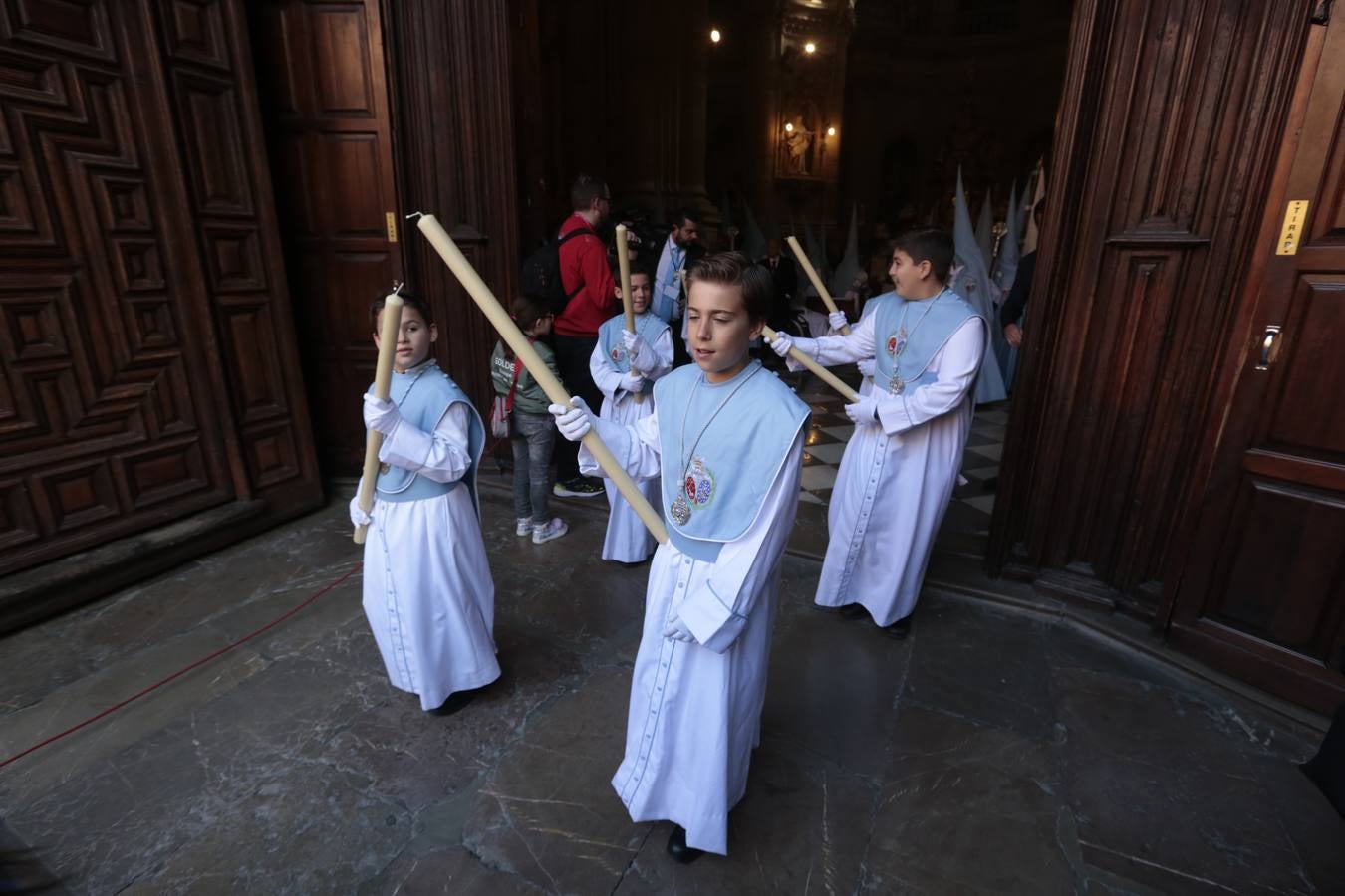 La cofradía del Resucitado de Regina Mundi pone hoy en la calle el gran estreno de esta Semana Santa. Se trata de las nuevas imágenes secundarias del paso: la Magdalena, San Juan y San Pedro. Las mismas ha sido realizadas por Israel Cornejo y vestidas por Benjamín Rodríguez. Hoy, por vez primera, salen a la calle.