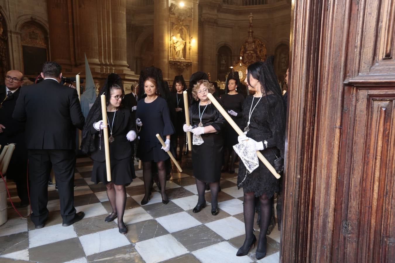 La cofradía del Resucitado de Regina Mundi pone hoy en la calle el gran estreno de esta Semana Santa. Se trata de las nuevas imágenes secundarias del paso: la Magdalena, San Juan y San Pedro. Las mismas ha sido realizadas por Israel Cornejo y vestidas por Benjamín Rodríguez. Hoy, por vez primera, salen a la calle.