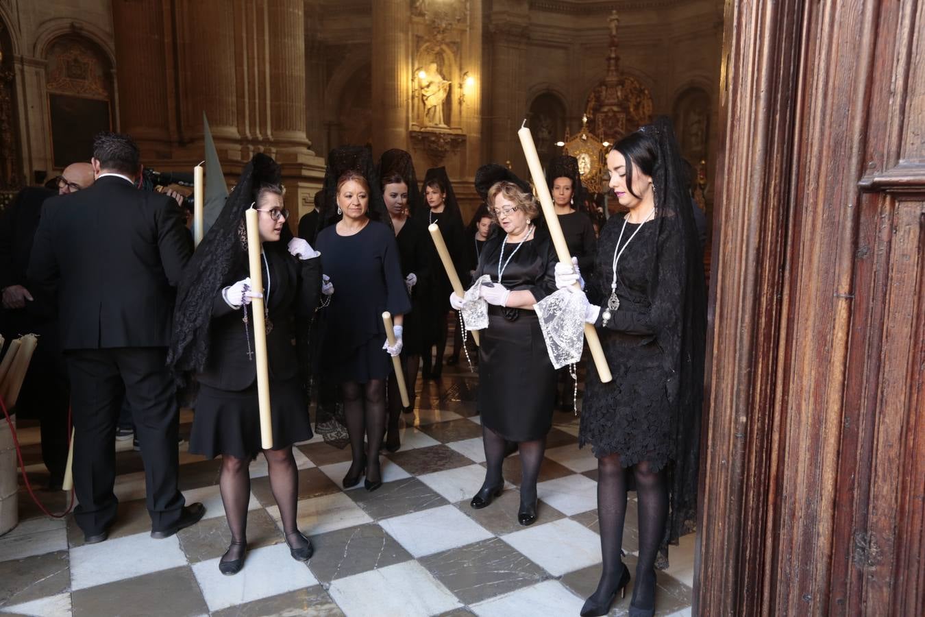 La cofradía del Resucitado de Regina Mundi pone hoy en la calle el gran estreno de esta Semana Santa. Se trata de las nuevas imágenes secundarias del paso: la Magdalena, San Juan y San Pedro. Las mismas ha sido realizadas por Israel Cornejo y vestidas por Benjamín Rodríguez. Hoy, por vez primera, salen a la calle.