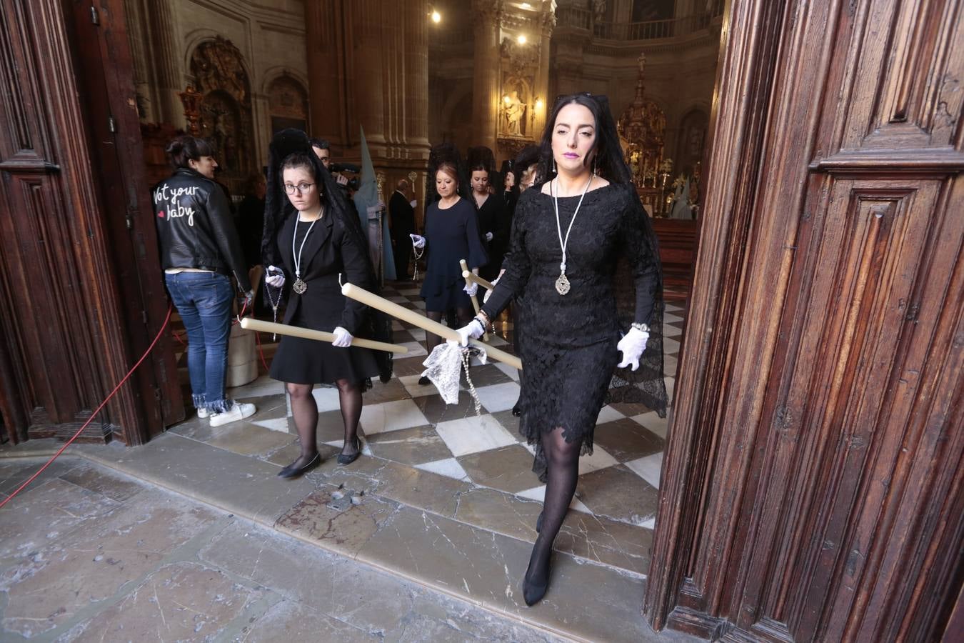 La cofradía del Resucitado de Regina Mundi pone hoy en la calle el gran estreno de esta Semana Santa. Se trata de las nuevas imágenes secundarias del paso: la Magdalena, San Juan y San Pedro. Las mismas ha sido realizadas por Israel Cornejo y vestidas por Benjamín Rodríguez. Hoy, por vez primera, salen a la calle.