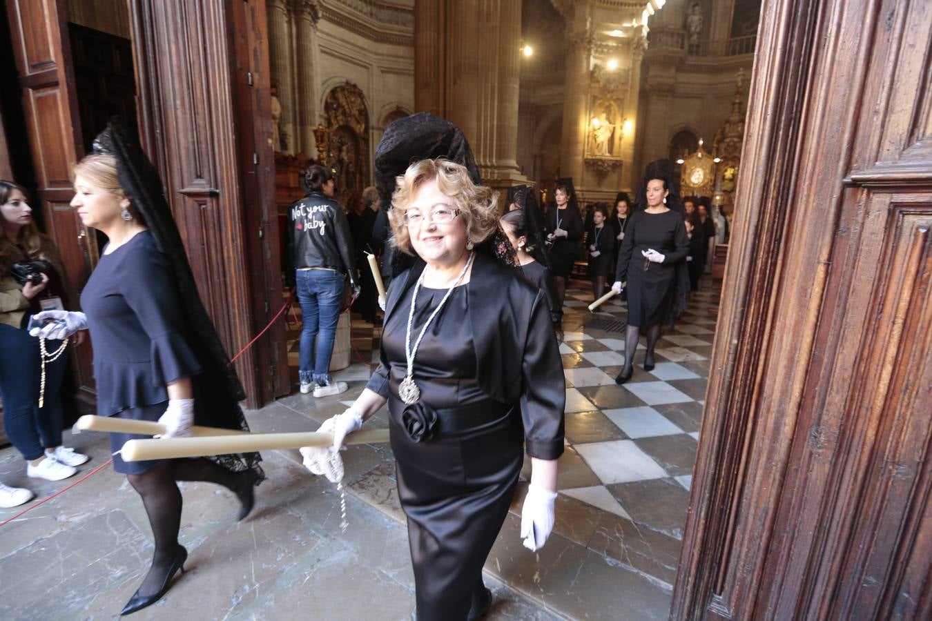 La cofradía del Resucitado de Regina Mundi pone hoy en la calle el gran estreno de esta Semana Santa. Se trata de las nuevas imágenes secundarias del paso: la Magdalena, San Juan y San Pedro. Las mismas ha sido realizadas por Israel Cornejo y vestidas por Benjamín Rodríguez. Hoy, por vez primera, salen a la calle.