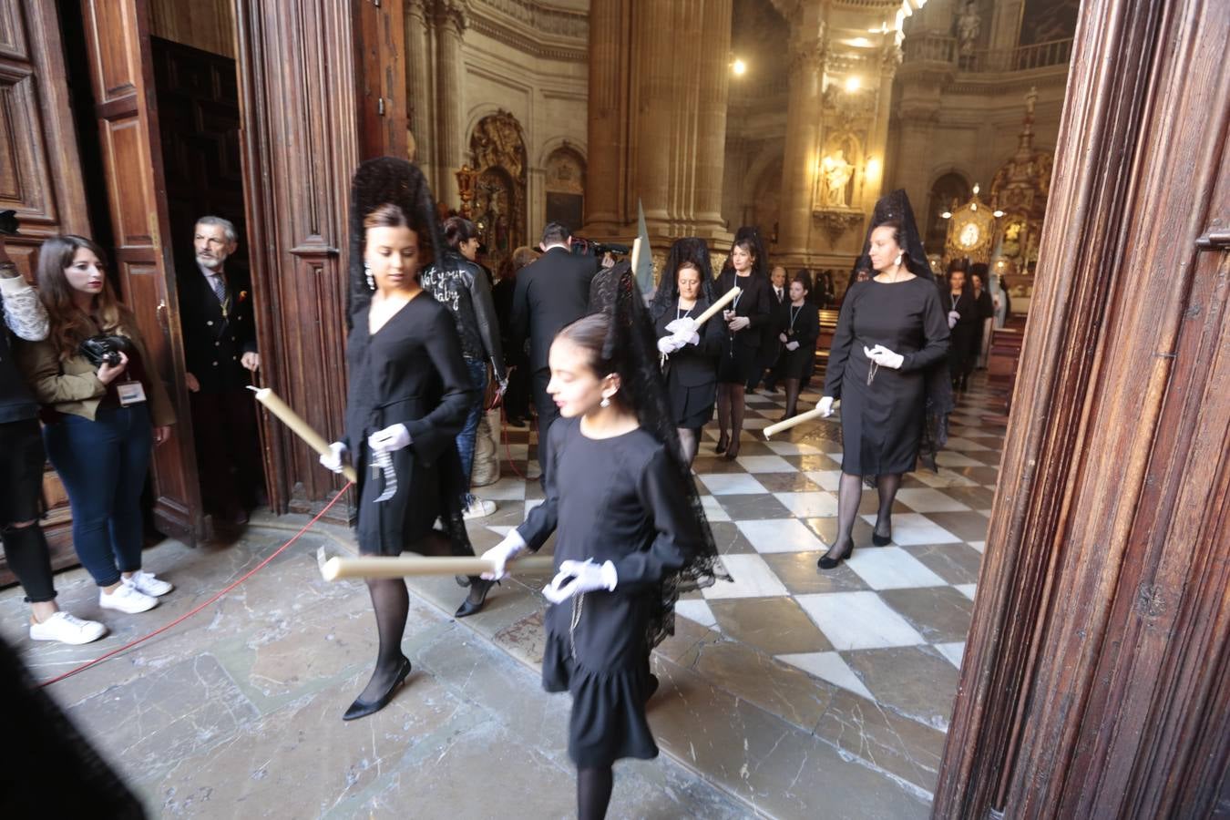 La cofradía del Resucitado de Regina Mundi pone hoy en la calle el gran estreno de esta Semana Santa. Se trata de las nuevas imágenes secundarias del paso: la Magdalena, San Juan y San Pedro. Las mismas ha sido realizadas por Israel Cornejo y vestidas por Benjamín Rodríguez. Hoy, por vez primera, salen a la calle.