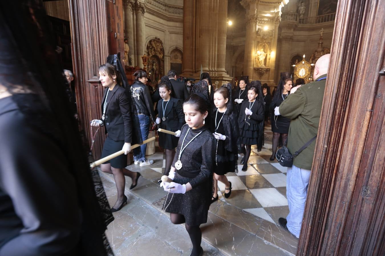 La cofradía del Resucitado de Regina Mundi pone hoy en la calle el gran estreno de esta Semana Santa. Se trata de las nuevas imágenes secundarias del paso: la Magdalena, San Juan y San Pedro. Las mismas ha sido realizadas por Israel Cornejo y vestidas por Benjamín Rodríguez. Hoy, por vez primera, salen a la calle.