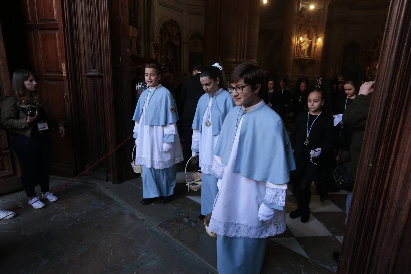 La cofradía del Resucitado de Regina Mundi pone hoy en la calle el gran estreno de esta Semana Santa. Se trata de las nuevas imágenes secundarias del paso: la Magdalena, San Juan y San Pedro. Las mismas ha sido realizadas por Israel Cornejo y vestidas por Benjamín Rodríguez. Hoy, por vez primera, salen a la calle.