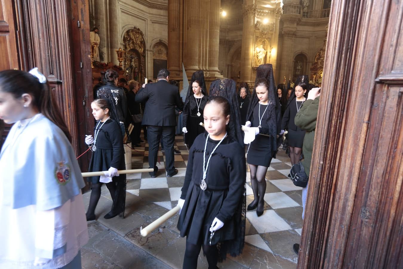 La cofradía del Resucitado de Regina Mundi pone hoy en la calle el gran estreno de esta Semana Santa. Se trata de las nuevas imágenes secundarias del paso: la Magdalena, San Juan y San Pedro. Las mismas ha sido realizadas por Israel Cornejo y vestidas por Benjamín Rodríguez. Hoy, por vez primera, salen a la calle.