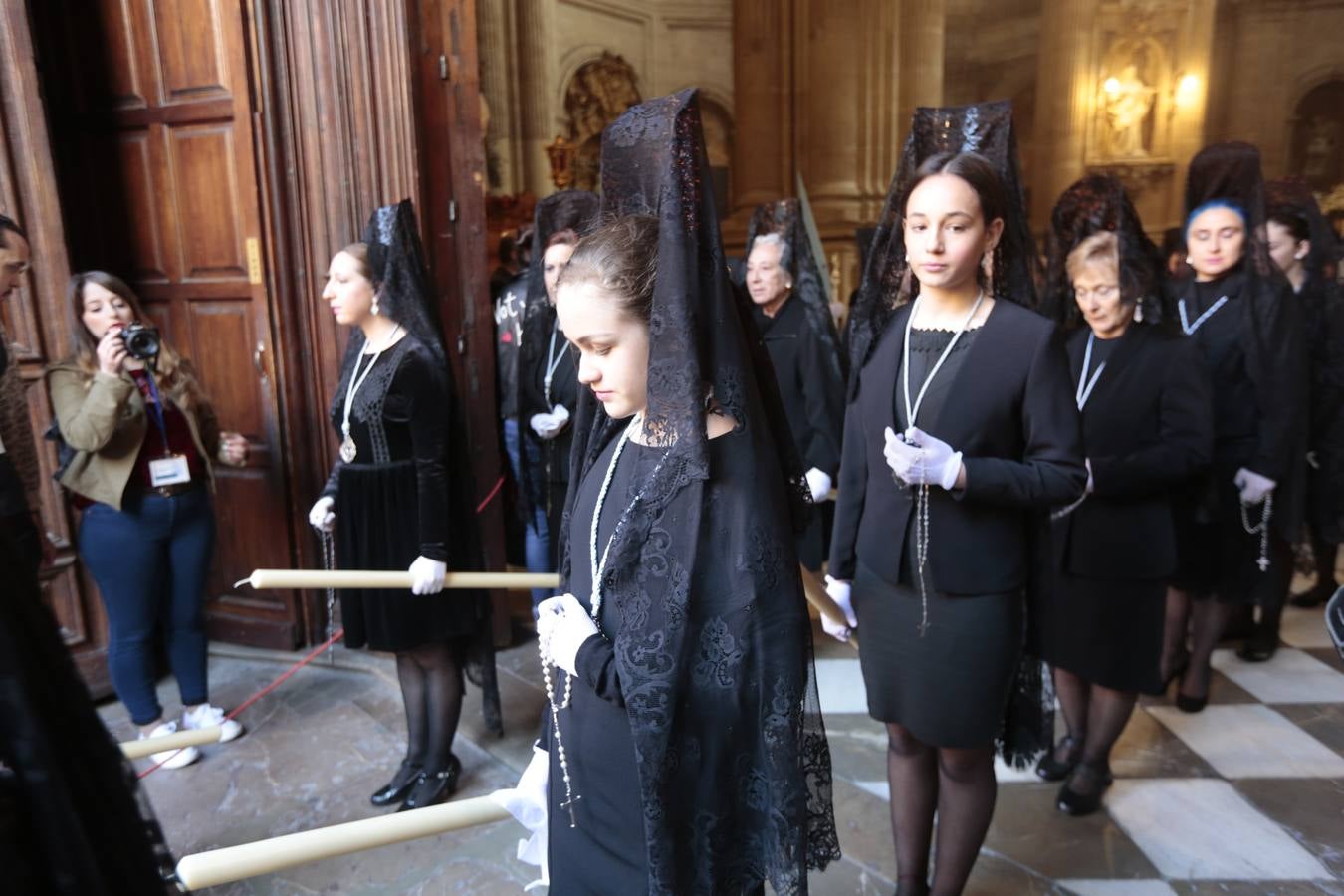 La cofradía del Resucitado de Regina Mundi pone hoy en la calle el gran estreno de esta Semana Santa. Se trata de las nuevas imágenes secundarias del paso: la Magdalena, San Juan y San Pedro. Las mismas ha sido realizadas por Israel Cornejo y vestidas por Benjamín Rodríguez. Hoy, por vez primera, salen a la calle.