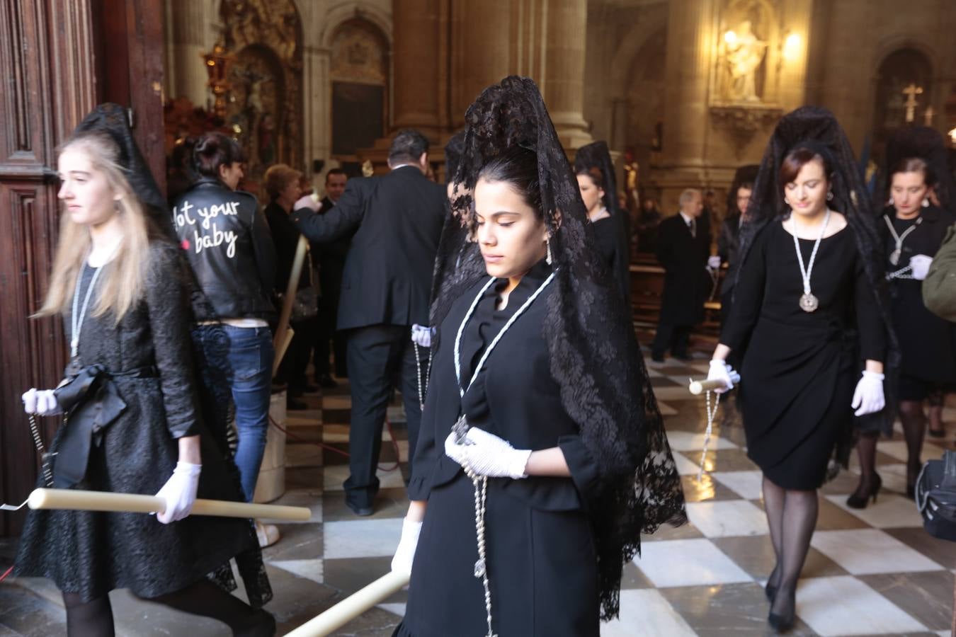 La cofradía del Resucitado de Regina Mundi pone hoy en la calle el gran estreno de esta Semana Santa. Se trata de las nuevas imágenes secundarias del paso: la Magdalena, San Juan y San Pedro. Las mismas ha sido realizadas por Israel Cornejo y vestidas por Benjamín Rodríguez. Hoy, por vez primera, salen a la calle.