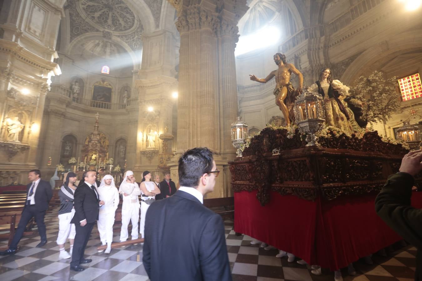 La cofradía del Resucitado de Regina Mundi pone hoy en la calle el gran estreno de esta Semana Santa. Se trata de las nuevas imágenes secundarias del paso: la Magdalena, San Juan y San Pedro. Las mismas ha sido realizadas por Israel Cornejo y vestidas por Benjamín Rodríguez. Hoy, por vez primera, salen a la calle.