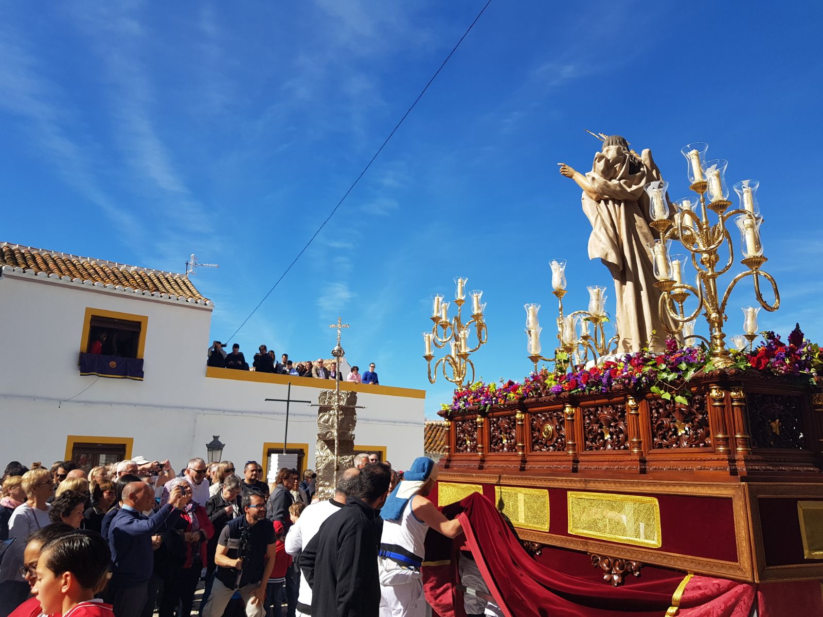 El Resucitado y la Virgen del Triunfo ya procesionan por las calles sexitanas, hasta las cinco de la tarde, hora de vuelta al templo