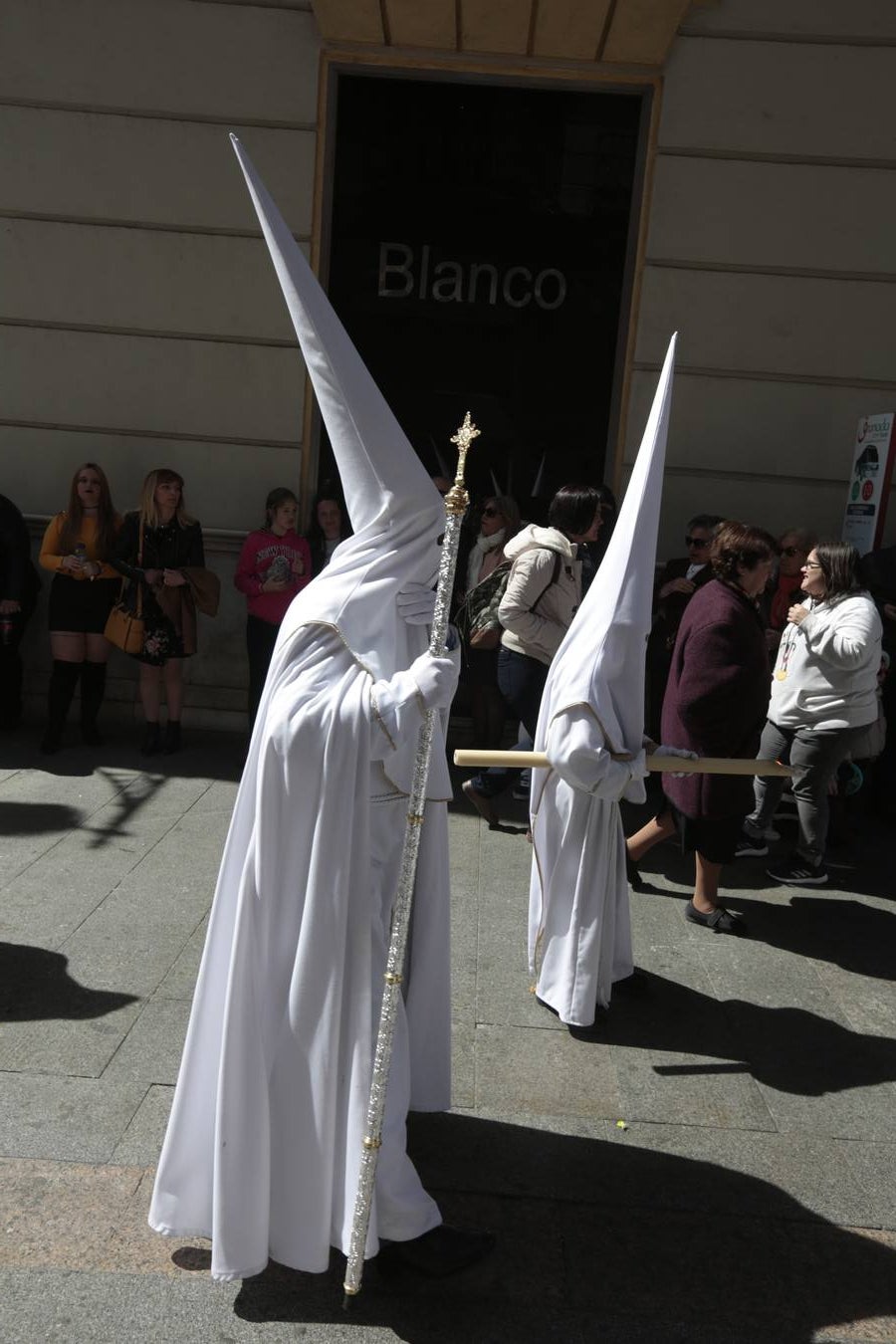 El paso de palio de Santa María del Triunfo es el último en recogerse, poniéndose con él fin a la Semana Santa de Granada cada año. Llama la atención, en el exorno floral del palio, la utilización que se hace no solo de flores, sino también de distintas frutas como manzanas, uvas, etc. Álvaro Abril es su creador.