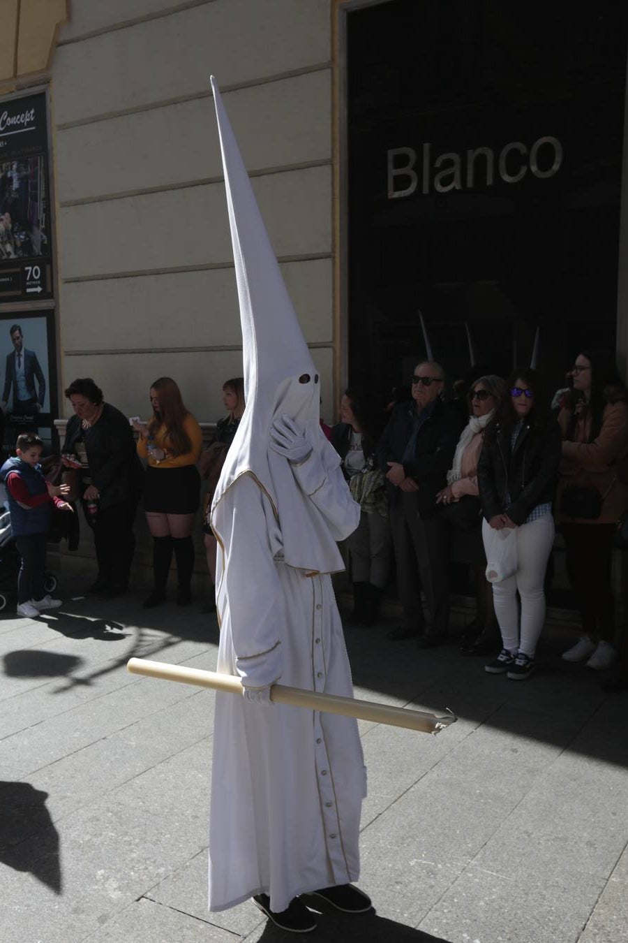 El paso de palio de Santa María del Triunfo es el último en recogerse, poniéndose con él fin a la Semana Santa de Granada cada año. Llama la atención, en el exorno floral del palio, la utilización que se hace no solo de flores, sino también de distintas frutas como manzanas, uvas, etc. Álvaro Abril es su creador.