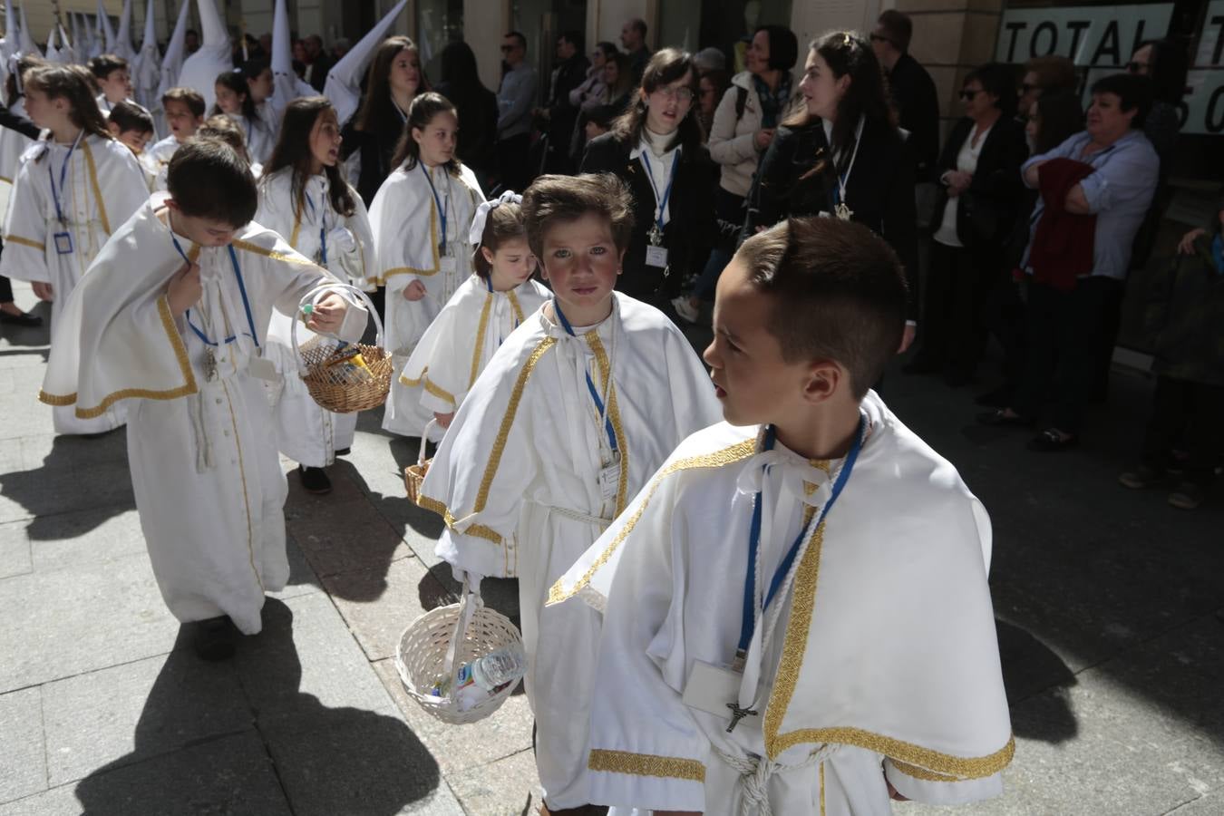 El paso de palio de Santa María del Triunfo es el último en recogerse, poniéndose con él fin a la Semana Santa de Granada cada año. Llama la atención, en el exorno floral del palio, la utilización que se hace no solo de flores, sino también de distintas frutas como manzanas, uvas, etc. Álvaro Abril es su creador.