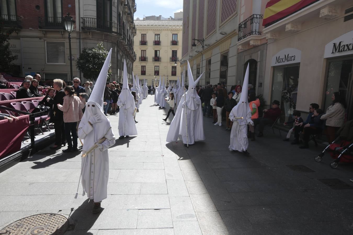 El paso de palio de Santa María del Triunfo es el último en recogerse, poniéndose con él fin a la Semana Santa de Granada cada año. Llama la atención, en el exorno floral del palio, la utilización que se hace no solo de flores, sino también de distintas frutas como manzanas, uvas, etc. Álvaro Abril es su creador.