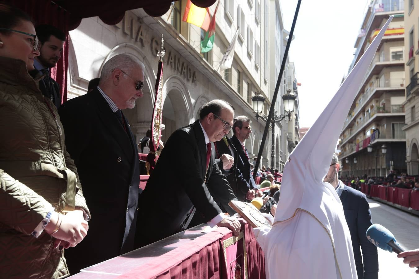 El paso de palio de Santa María del Triunfo es el último en recogerse, poniéndose con él fin a la Semana Santa de Granada cada año. Llama la atención, en el exorno floral del palio, la utilización que se hace no solo de flores, sino también de distintas frutas como manzanas, uvas, etc. Álvaro Abril es su creador.