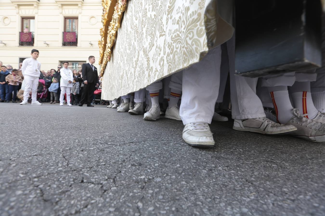 El paso de palio de Santa María del Triunfo es el último en recogerse, poniéndose con él fin a la Semana Santa de Granada cada año. Llama la atención, en el exorno floral del palio, la utilización que se hace no solo de flores, sino también de distintas frutas como manzanas, uvas, etc. Álvaro Abril es su creador.