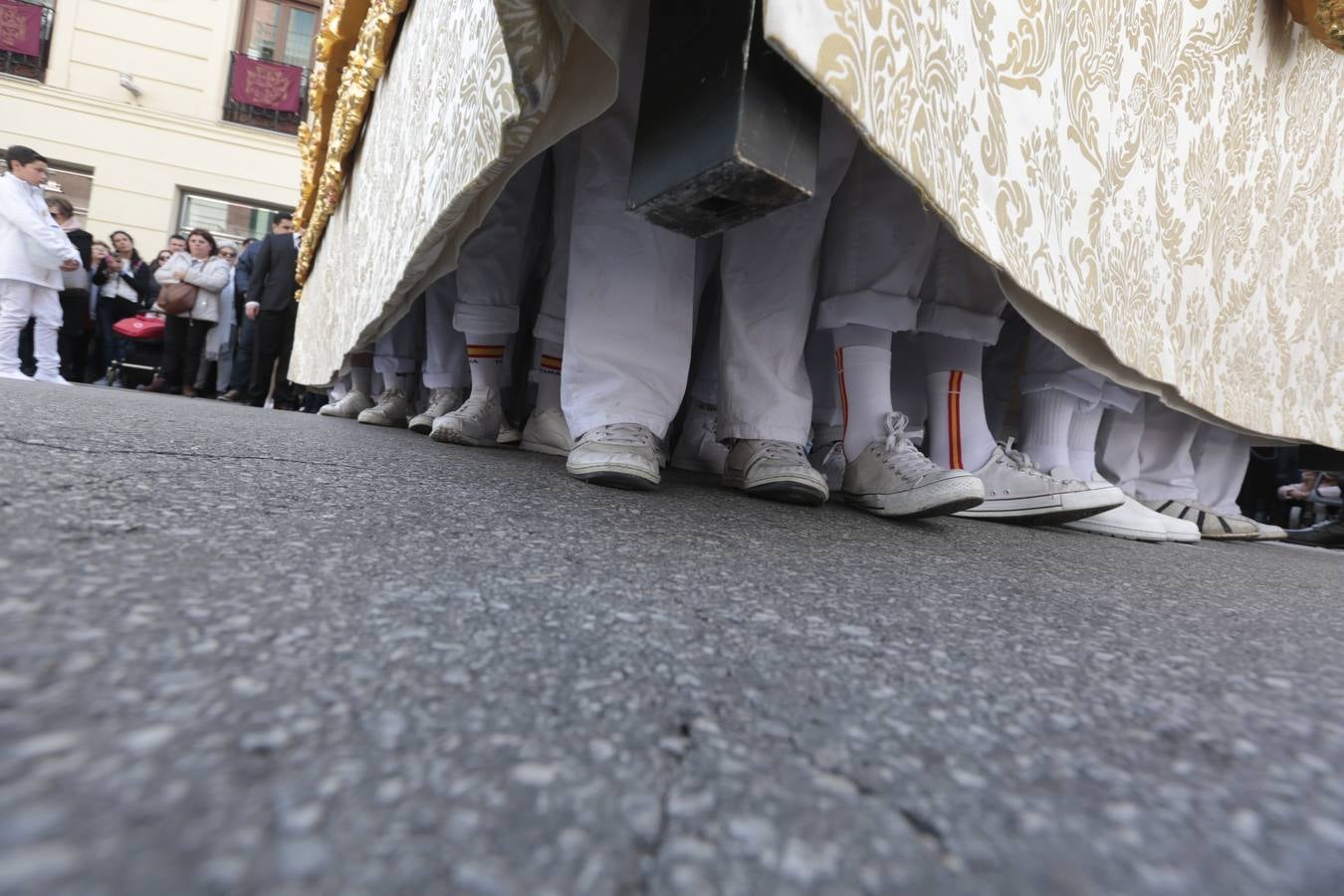 El paso de palio de Santa María del Triunfo es el último en recogerse, poniéndose con él fin a la Semana Santa de Granada cada año. Llama la atención, en el exorno floral del palio, la utilización que se hace no solo de flores, sino también de distintas frutas como manzanas, uvas, etc. Álvaro Abril es su creador.