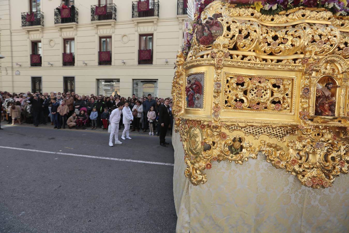 El paso de palio de Santa María del Triunfo es el último en recogerse, poniéndose con él fin a la Semana Santa de Granada cada año. Llama la atención, en el exorno floral del palio, la utilización que se hace no solo de flores, sino también de distintas frutas como manzanas, uvas, etc. Álvaro Abril es su creador.