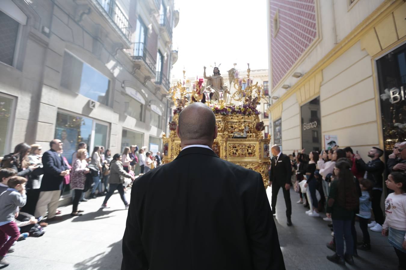 El paso de palio de Santa María del Triunfo es el último en recogerse, poniéndose con él fin a la Semana Santa de Granada cada año. Llama la atención, en el exorno floral del palio, la utilización que se hace no solo de flores, sino también de distintas frutas como manzanas, uvas, etc. Álvaro Abril es su creador.