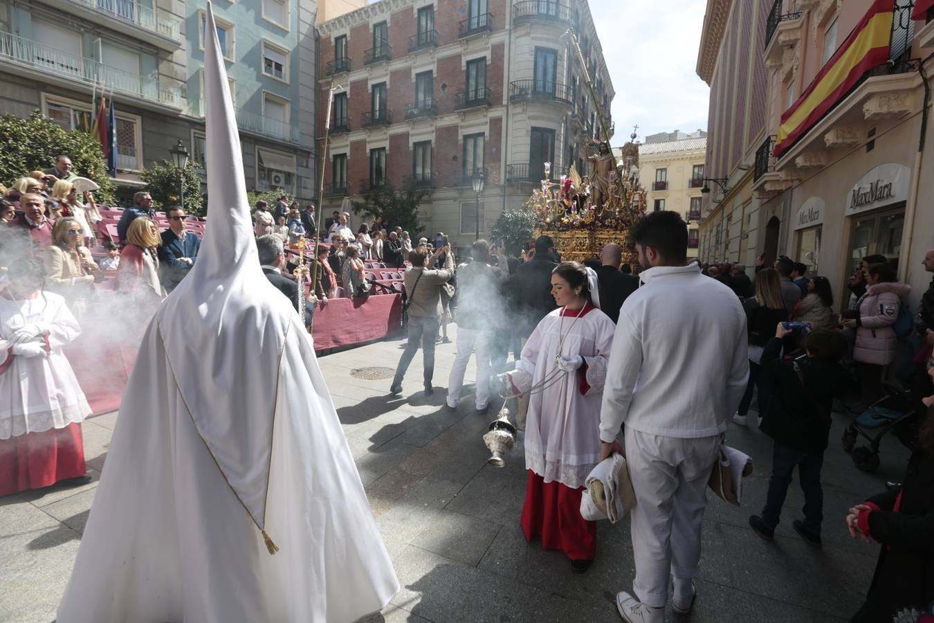 El paso de palio de Santa María del Triunfo es el último en recogerse, poniéndose con él fin a la Semana Santa de Granada cada año. Llama la atención, en el exorno floral del palio, la utilización que se hace no solo de flores, sino también de distintas frutas como manzanas, uvas, etc. Álvaro Abril es su creador.